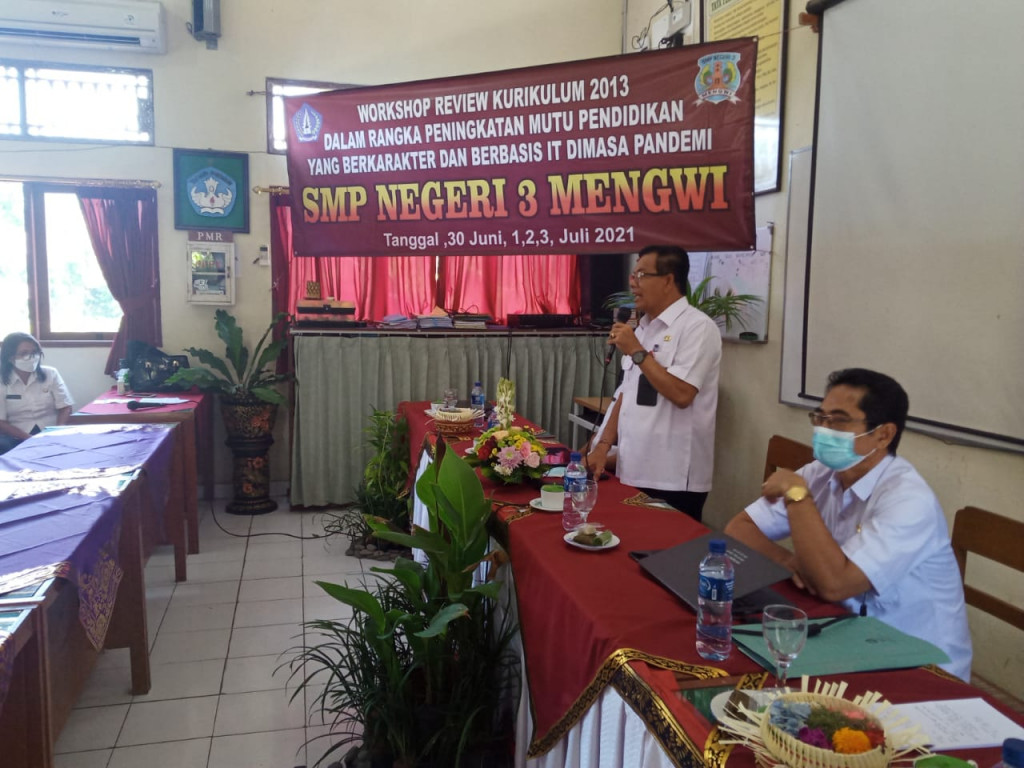 Bapak Plt Kadis Disdikpora membuka workshop review kurikulum di SMP N 3 Mengwi